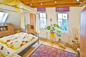 Schlafraum mit Doppelbett
und Gartenblick - Bild 3: S25-Berlin: gemütliche Ferienwohnung in exponierter Lage am Rande Berlins