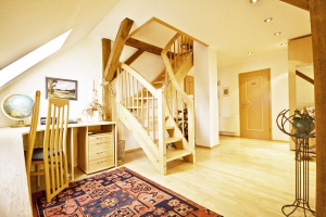 Flur mit Büroecke und Treppe zu den Mansarden - Bild 4: S25-Berlin: gemütliche Ferienwohnung in exponierter Lage am Rande Berlins