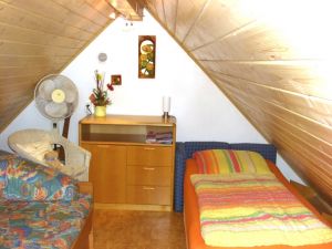 Mansarde links 
mit 2 Einzelbetten - Bild 9: S25-Berlin: gemütliche Ferienwohnung in exponierter Lage am Rande Berlins