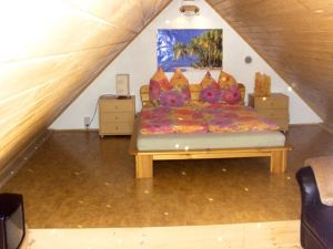 Mansarde rechts mit franz.
Doppelbett und Couch - Bild 8: S25-Berlin: gemütliche Ferienwohnung in exponierter Lage am Rande Berlins