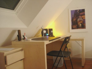 Schlafzimmer mit Schreibtisch, Radio/CD, TV mit DVD auf Wunsch inkl.. - Bild 3: exklusiv Wohnen in Berlin-Mitte/Tiergarten im "Blueberry Hill"