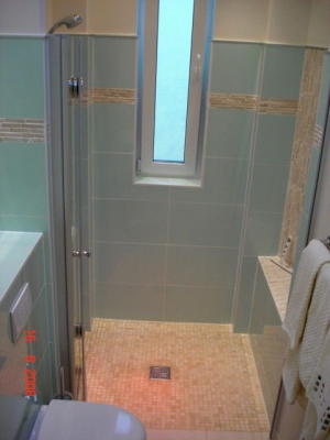 sehr große Dusche (ebenerdig) mit Sitzgelegenheit. LED-Farbdusche. - Bild 15: exklusiv Wohnen in Berlin-Mitte/Tiergarten im "Blueberry Hill"