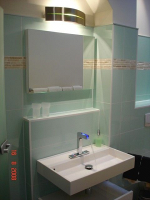 Bad mit Glasfliesen & Natursteinen - Bild 16: exklusiv Wohnen in Berlin-Mitte/Tiergarten im "Blueberry Hill"