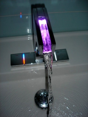 exklusiver Wasserhahn. Elektronisch mit LED-Beleuchtung - Bild 18: exklusiv Wohnen in Berlin-Mitte/Tiergarten im "Blueberry Hill"