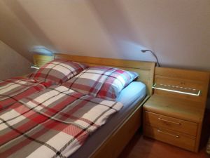 Doppelzimmer 1,80 x 200 Meter, großer Kleiderschrank, Fliegengitter und Verdunklungsmöglichkeit - Bild 5: Ferienwohnung Bandow in Woltersdorf an der Schleuse