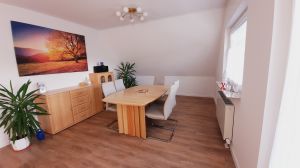 Esstisch und 5 Stühle im großzügigen Wohnzimmer, Musikanlage, Infomappe - Bild 3: Ferienwohnung Bandow in Woltersdorf an der Schleuse