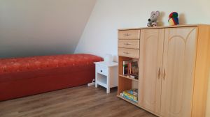 zwei Betten jeweils 90 x 200 Meter, Sideboard, Fliegengitter und Verdunklungsmöglichkeit - Bild 6: Ferienwohnung Bandow in Woltersdorf an der Schleuse