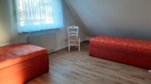 zwei Betten jeweils 90 x 200 Meter, Sideboard, Fliegengitter und Verdunklungsmöglichkeit - Bild 7: Ferienwohnung Bandow in Woltersdorf an der Schleuse