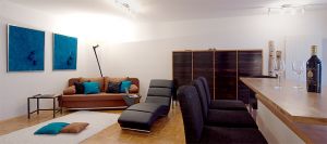 Bettcouch, Liege zum Chillen, Wohnzimmerschrank, Barhocker und Essbereich zur offenen Küche. - Bild 1: Fantastische Wohnung im Zentrum