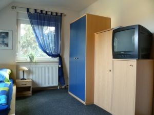 Bild 2: Zimmer im EFH, Pool, Garten, Terrassen