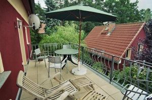 Der große Balkon der Ferienwohnung befindet sich in der ersten Etage des Vorderhauses. - Bild 11: Ferienhaus am südöstlichem Stadtrand von Berlin in Woltersdorf Schleuse