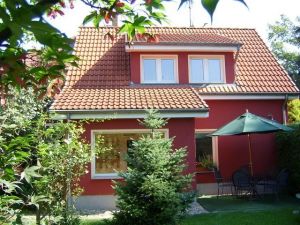 Vor dem Ferienhaus finden Sie die Terrasse mit Grillkamin. - Bild 9: Ferienhaus am südöstlichem Stadtrand von Berlin in Woltersdorf Schleuse
