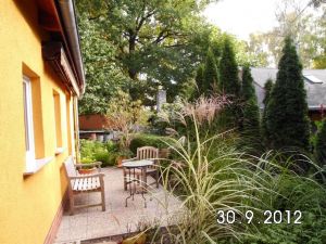 Direkt am Haus finden Sie eine schöne Terrasse im Garten. Bei Bedarf nutzen Sie die Markise. - Bild 2: Ferienhaus am südöstlichem Stadtrand von Berlin in Woltersdorf Schleuse