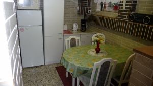 Ausserdem gibt es einen Kühlschrank, ein Gefrierfach, Mikrowelle, Kaffeemaschine, Wasserkocher und einen Toaster. - Bild 7: Ferienwohnung (Souterrain) in Berlin-Rudow