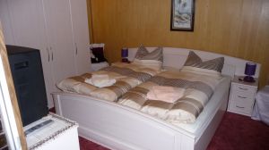 Im Schlafzimmer ist auch ein Kleiderschrank. - Bild 4: Ferienwohnung (Souterrain) in Berlin-Rudow