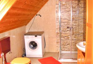 Im Bad steht eine Waschmaschine für Sie bereit. - Bild 17: Ruhige und helle Wohnung auf Zeit, Berlin Gatow, 75 m2